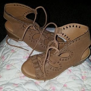 Kids sandals with hill